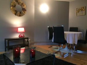 a waiting room with a table and chairs at GITE MAISON WEEK END in Dunkerque