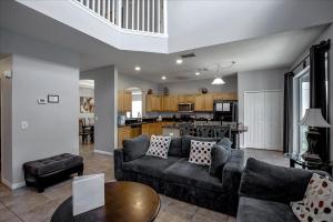 un soggiorno con un divano e un tavolo di EXCELLENT 7 Bedroom EIR Vacation Villa - PRIVATE POOL a Kissimmee