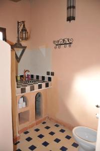 a bathroom with a stove and a sink at Maison Acacias in Erfoud