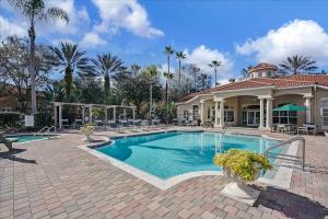 una piscina davanti a una casa di EXCELLENT 7 Bedroom EIR Vacation Villa - PRIVATE POOL a Kissimmee