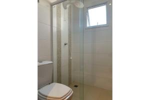 a bathroom with a toilet and a glass shower at Sunset apartamento centro Ponta grossa com garagem in Ponta Grossa +7 photos