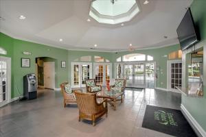 un soggiorno con tavolo e sedie di EXCELLENT 7 Bedroom EIR Vacation Villa - PRIVATE POOL a Kissimmee