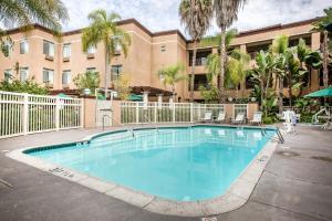 Swimmingpoolen hos eller tæt på Ramada Suites by Wyndham San Diego
