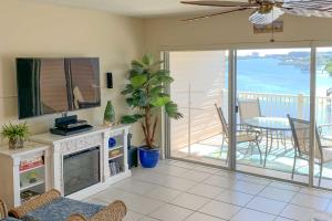 Φωτογραφία από το άλμπουμ του Large Balcony and Water Views Indian Shores Condo! σε Clearwater Beach