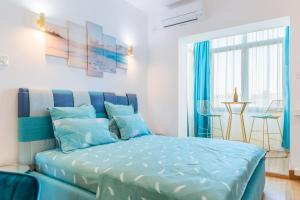 1 dormitorio con 1 cama azul en una habitación en New Studio Carturesti - City Center, en Bucarest