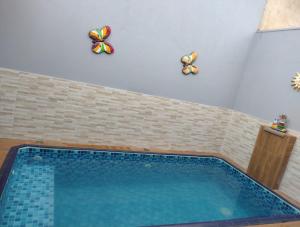 una piscina con farfalle sul muro di Recanto Caldeira a Olímpia