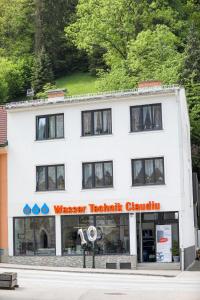 um edifício branco com um sinal em frente em Deea Apartment em Schottwien