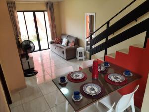 d'un salon avec une table et des plaques de cuisson. dans l'établissement Casa Maré Mansa na Praia de Peroba, Maragogi, à Maragogi