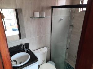 une salle de bain avec toilettes, lavabo et douche dans l'établissement Casa Maré Mansa na Praia de Peroba, Maragogi, à Maragogi 29 autres photos
