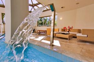 einen Pool mit einem Brunnen in einem Haus in der Unterkunft Blue Sea Beach Affiliated By Melia in Stalida