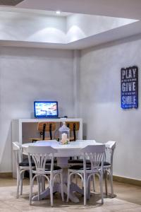 une salle à manger avec une table et des chaises blanches dans l'établissement Blue Sea Beach Affiliated By Melia, à Stalida