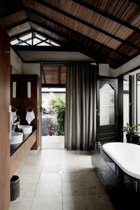 The Villas of Byron tesisinde bir banyo