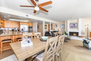 cocina y sala de estar con mesa de comedor de madera en Ocean View with Large Balcony, Air Conditioned, en Oceanside