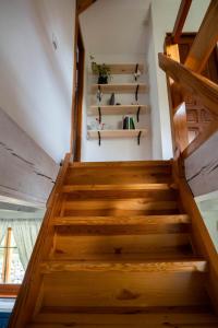 - un escalier dans une petite maison avec des marches en bois dans l'établissement DOM NA GROBLI, à Dłużki