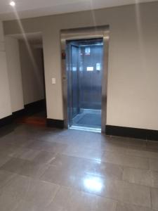 un couloir vide avec une porte dans un bâtiment dans l'établissement caseros apart, à Salta