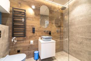 Łazienka w obiekcie Luksusowy Apartament Enklawa pod Skrzycznem z sauną i bilardem - Dream Apart