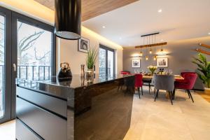 Kuchnia lub aneks kuchenny w obiekcie Luksusowy Apartament Enklawa pod Skrzycznem z sauną i bilardem - Dream Apart