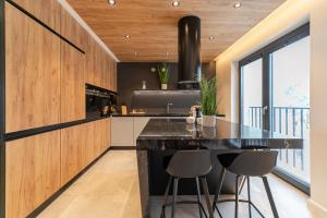 Kuchnia lub aneks kuchenny w obiekcie Luksusowy Apartament Enklawa pod Skrzycznem z sauną i bilardem - Dream Apart