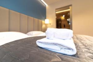 Łóżko lub łóżka w pokoju w obiekcie Luksusowy Apartament Enklawa pod Skrzycznem z sauną i bilardem - Dream Apart