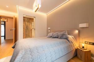 Łóżko lub łóżka w pokoju w obiekcie Luksusowy Apartament Enklawa pod Skrzycznem z sauną i bilardem - Dream Apart