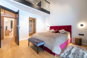 Łóżko lub łóżka w pokoju w obiekcie Luksusowy Apartament Enklawa pod Skrzycznem z sauną i bilardem - Dream Apart