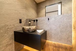 Łazienka w obiekcie Luksusowy Apartament Enklawa pod Skrzycznem z sauną i bilardem - Dream Apart