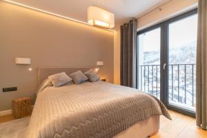 Łóżko lub łóżka w pokoju w obiekcie Luksusowy Apartament Enklawa pod Skrzycznem z sauną i bilardem - Dream Apart