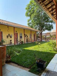 a backyard of a house with a yard at Pouso da Ermelinda in Tiradentes