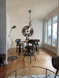 a dining room with a table and chairs and a lamp at 75 m2 # logia & parking gratuit # BESTOFBLO 4 # in Fontainebleau