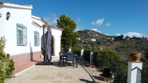 A general mountain view or a mountain view taken from A villát