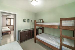 Katil dua tingkat atau katil-katil dua tingkat dalam bilik di Casa na praia de Morrinhos Bombinhas para 10 pessoas, Excelente localização