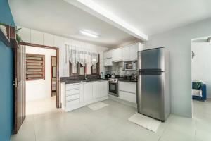 A kitchen or kitchenette at Casa na praia de Morrinhos Bombinhas para 10 pessoas, Excelente localização