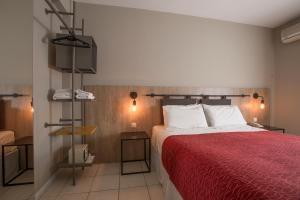 sypialnia z dużym łóżkiem z czerwoną narzutą w obiekcie Boutique Apartments Plaza Dorrego w BuenosAires
