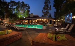 una piscina con tumbonas y un restaurante en The Garland, en Los Ángeles