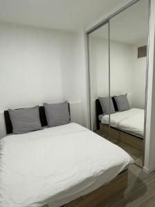 sypialnia z 2 łóżkami i lustrem w obiekcie Gallo Superior w Nicei