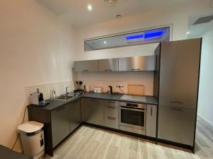 a small kitchen with a sink and a refrigerator at Gallo Superior in Nice
