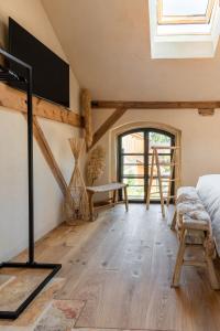 Habitación con cama y ventana en Gut Leben Landresort en Bernau bei Berlin