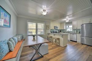 cocina con sofá y mesa en una habitación en Charming House with Patio, 3 half Mi to Beach! en Charleston