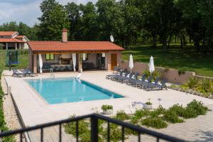 A piscina localizada em Vitis Apartment Istra ou nos arredores