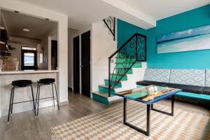- un salon avec un canapé et une table dans l'établissement Casa Korima Cancun - Luxurious - Budget Friendly, à Cancún