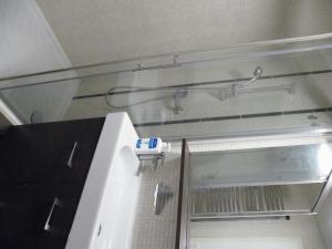 y baño con ducha de cristal y lavabo. en APPARTEMENT F3 -PLAISIR MOINS CHER - Jusqu'a 8Personnes, en Le Mée-sur-Seine