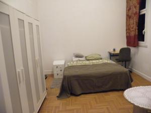 1 dormitorio con 1 cama, 1 mesa y 1 silla en APPARTEMENT F3 -PLAISIR MOINS CHER - Jusqu'a 8Personnes, en Le Mée-sur-Seine