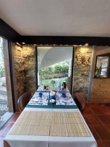 a dining room with a table with food on it at Casa no Céu in Petrópolis