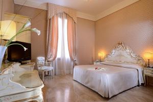Posteľ alebo postele v izbe v ubytovaní Hotel Canaletto + 37 fotografií