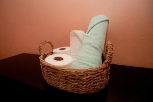 a basket with toilet paper and towels on a table at APARTAMENTO PIRÁMIDES in San Juan Teotihuacán