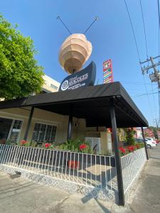 Hotel Caracoles Colima في كوليما: مظلة سوداء امام مطعم
