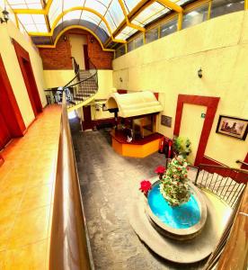 a large room with aasteryasteryasteryasteryasteryasteryasteryasteryasteryasteryastery at Hotel Centro Historico in Puebla