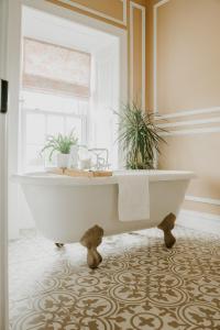 Kupatilo u objektu Abbeyview House B&B and Glamping