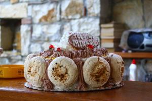 um bolo de chocolate num prato numa mesa em Guesthouse & hostel Lorenc em Berati