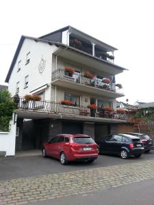 un'auto rossa parcheggiata di fronte a un edificio di Ferienhaus An der Mosel a Zell an der Mosel